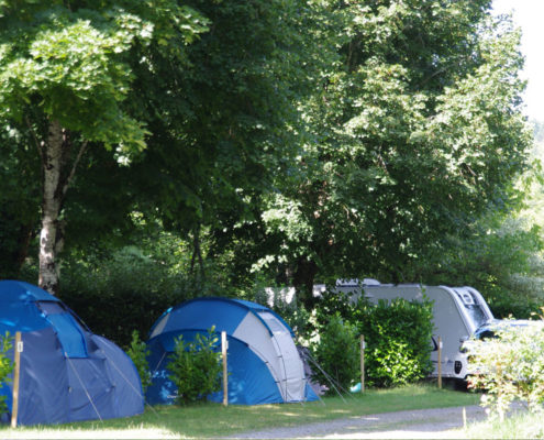Toiles de tente bleues au camping Le Clupeau
