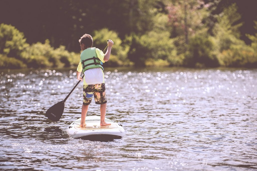 Faire du paddle en rivière au Camping Le Clupeau, Dordogne