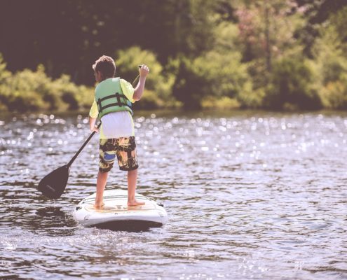 Enfant entrain de faire du paddle
