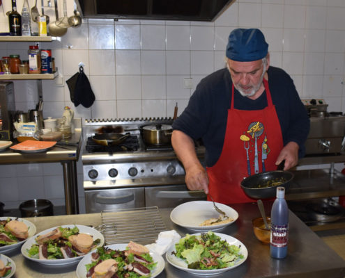 Chef Philippe entrain de cuisiner des plats périgourdins au camping