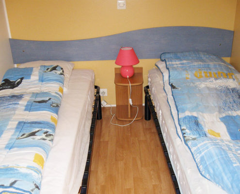Deux lits simples dans un mobil-home 2 chambres
